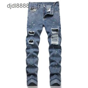 2024 Nya repade och perforerade jeans män trendiga märke tunn sommarljus färg tiggare smala passform små fötter byxor