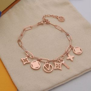 3 Farben Schlüsselhalter Brieftaschen Hochwertiges Luxusdesigner -Armband für Frauen Mode Gold Silber Marke Liebe Bangle Charm Armbänder Schmuck für Frauen Schachtel mit Staubbeutel