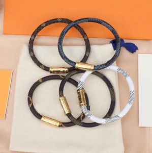 2024 Europa America Style Charme Bracelets Brand Men Mulheres Mulheres Presbitaópicas Couro Magnético Mão Mão Cordeira Plaid Design Letra gravada Metal PU Brange