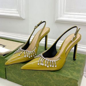 Slingbacks Bombas Cadeia de diamantes Saltos altos sandálias Designer famosas mulheres romances de luxo sandália de luxo vintage