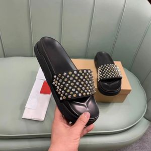 Marca de moda de chinelos de verão Rivet Design Cool Sapatos Homens de alta qualidade Lazer ao ar livre de tamanho grande Sapatos 240409