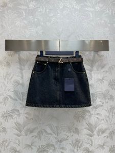 Saias de jeans de design de moda com cinto de metal mulheres de cintura alta sólida lady lady elegante saia de bolso com tudo correspondente