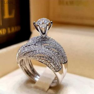 Ringos de banda elegante anel de hip -hop de cor prata para mulheres luxuosas incrustações brancas de zircão de cálculos de casamento jóias de noivado de noiva H240424