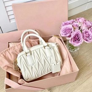 Totes 2024 Brand Designer Versatile Pleated Boston Handbag Fashion Solid Color Shoulder Bag For Women Simple Pillow Crossbody