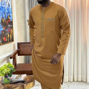 Dashik Elegant Mens Suit Long Sleeve Embroidered Top and Solid Color Pants 2piece Set Kaftan Africa Mens Wedding Festival Suit 240410