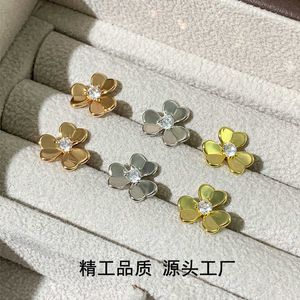 Toppdesigner Original VanCleff Clover örhängen Champagne Gold Korean Edition Womens Simple Temperament Earrings Smooth Flower örhängen