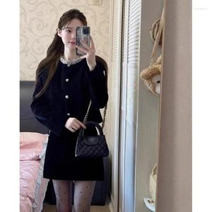 Arbetsklänningar Temperament Celebrity Bead Coat kjol Tvådelar Set Women Fashion O-Neck Single Breasted Korean Cool Solid Slim Chic Spring