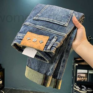 Herr jeans designer jeans mens höst trendiga varumärke high-end broderade mikro konens nödställda byxor populära mångsidiga smala passform elastiska byxor p0vk