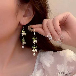 Dingle ljuskrona ny design lilja i dalen pearl green öra krok för kvinnor mode eleganta vita blommor släpp örhängen bröllop fest smycken