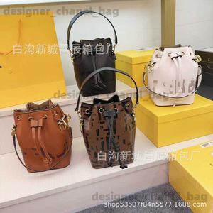 Totes 2023 Fashion Autumn/Winter New Letter Bucket Bag French Internet Red One Shoulder Crossbody Handheld Storage Bag T240425
