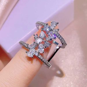 Bandringe 925 Silber Neue Blume weiße Zirkon Blingbling Geometrische Ring Ladies Party Geburtstag Mode Schmuck Geschenk Großhandel H240425