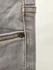 Mäns jeans designer designer jeans för män preussian blå ljus lyx präglade avslappnad mångsidig smal passform liten rak rör denim långa byxor q99