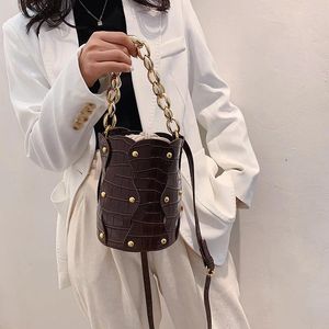 Torby na ramię kobiety patentowe skórzane torby mody designer słynny metalowy łańcuch crossbody okrągłe torebki torebki wiadra 2024