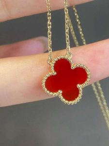 2024 Classic Four Leaf Clover Necklaces Pendants 18K Yellow Red Jade Chalcedony Black Agate White Fritillaria Lucky Grass Necklace Womens Pendant Zodiac Bone Chain