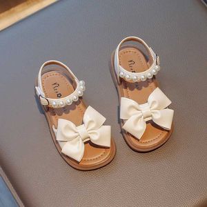 Сандалии девочек Сандалии Детские мода Fasure Pu Bow Pearls 2023 Универсальные повседневные туфли.