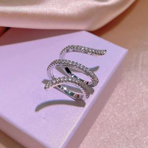 Bandringe kreatives Design Geometrischer Wicklung White Zirkon Ring 925 Silver Ladies Persönlichkeit Welle Interweaving Party Outing Schmuck H240425