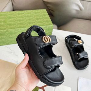 2024 الصيف مصمم جديد الصندل Calfskin Velcro مطمرضة أحذية الشاطئ أحجام 35-42 مع صندوق