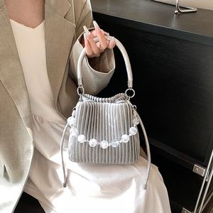 I år populära lilla veckade väska Kvinnan 2024 Ny sommarskroppsväska mode tygväska hinkväska