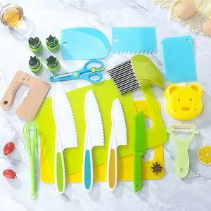 17 datorer serrerade kanter Kid Knivar Frukt Vegetabiliska Crinkle Cutters Kid Kniv Set Board Toddler Knife Peeler Kitchen Tools 240420