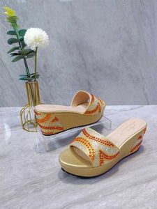 Vestido Sapatos 2023 Moda Strap Summer Summer Sange Sandals Comfort Wedge Salteu para mulheres confortáveis ​​femininas calcanhares H240425