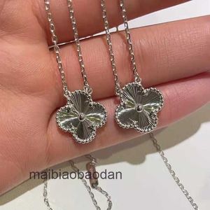 Designer Luxury Necklace Fanjia High Version Lucky Clover Laser med Diamond Car Flower Pendant 18K Gold Lock Bone Chain