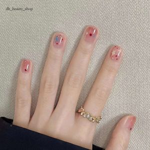 Носить броню прессона ногтя Spring Short Style Nail Art милые звезды красочные в горошек в ногтях для студентов, показывающих белые поддельные пятна ногтей 24SS Fashion 785