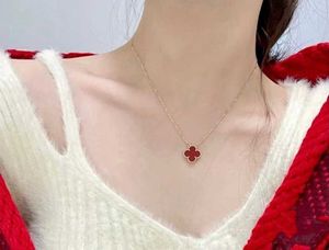 2024 Classic Four Leaf Clover Halsband hängen 18K Rose Gold Necklace med diamantkrage kedja och rött agathänge för flickor som gåva