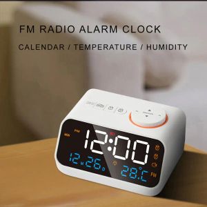 Uhren LED Digitale Wecker Zeit Kalendertemperatur FM Radio -Bett Snooze -Funktion USB Ladung Sprachregelung 2023 Neue Geschenke