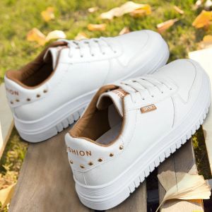 Botas sapatos brancos de sapatos de couro liso de couro solado Sapatos coreanos de slimming feminino Vogue tênis de skate respirável de skate