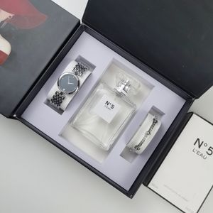 2024. Ny parfymuppsättning Box Luxury Women's Diary Quartz Watch Designer Vattentät automatiskt Datum Tabell Kvinnor Belt Sporttimer Luxury Present Box Package