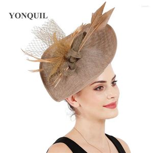 Başlıklar Gelin Zarif Kadın Moda Moda Mezarları Parti Partisi Yemeği Çay Şapkaları Büyük Kenducky Chapeau Cap Feet Feather Saç aksesuarı