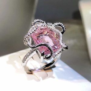 Anéis de banda 2022 Temperamento clássico rosa Sapphire Ring Micro Conjunto de zircão geometria moda ladies festas de casamento jóias presente h240425