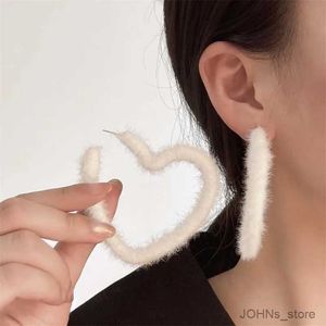 Stud Korean Sweet White Plush Heart Hoop Earrings for Women Exaggerated Flocking C-Shaped Earrings Wedding Party Jewelry Gift