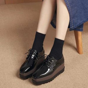 Klänningsskor Kvinnor tjocka sulor 2023 Spring New Square Toe Suning Patent Leather Slope Heel Casual höjning HZB-761-8 H240425