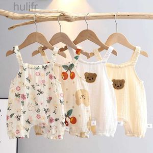 Rompers Summer Baby Girls Romper With Hat Cartoon Cherry Bear Jumpsuits Spädbarn ärmlösa Muslinkläder för pojkar kanin tryckta kläder D240425