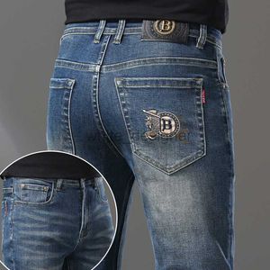 Jeans de grife para homens outono inverno jeans de jeans de qualidade europeia meados pequenos pés bordados calças jovens de moda