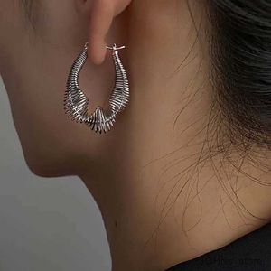 Stud ny trendig metall oregelbunden tvinnade bågörhängen för kvinnor överdriven silverfärg geometrisk linje örhängen smycken gåva