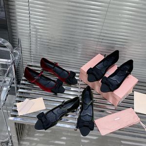 Sapatos casuais 2024 Modelos de passarelas apontaram as mulheres confortáveis no pé da moda simples e generosa versátil.