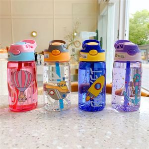 480 ml barn Sippy Cup vattenflaskor Kreativa tecknad matningskoppar med sugrör och lock Spill Proof Portable Toddlers Drinkware 240418