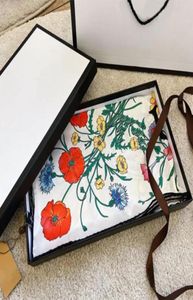 Masowe kobiety Summer Miękki szalik Projektant jedwabny szalik luksusowy liter kwiatowy ręka 90x90cm szal małe kwadraty turbany6191449