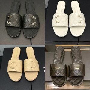 Tasarımcı Sandallar Kadın Terlik Kaydırıcıları Sandal Moda Yaz Loafer Plajı Düz ​​Kanal Lüks Sandalet Tasarımcı Terlik En Kaliteli Siyah Beyaz Mule Sandale