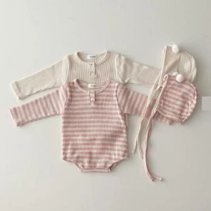 Основа весенняя осень новорожденная девочка младенца Рибленки Сплошные повседневные боди с длинным рукавом + шнуровочные кепки 2 шт.