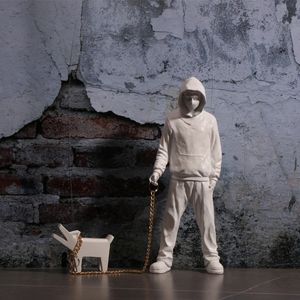 Banksy um homem da moda brincando com cães brinquedos de moda branca esculturas de arte e ornamentos 240425