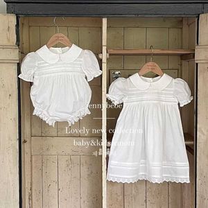 Rompers White Lace Embroidery Baby Girl Petal Collar Romperエレガントなプリンセスバースデーパーティードレス2024夏の幼児服姉妹ルックH240425