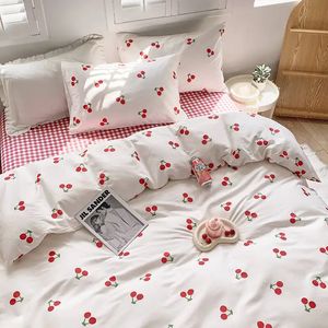 Red Cherry Chessboard Bedding para meninos de tamanho de tampa plana de tamanhos lisos e brophcase tampa de linho de cama macia têxtil de cama de cama de cama 240424