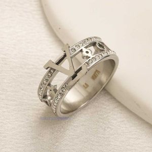 Projektant mody markowe pierścionki z listami literowymi złota plisowana kryształowa stal ze stali nierdzewnej miłosna biżuteria ślubna