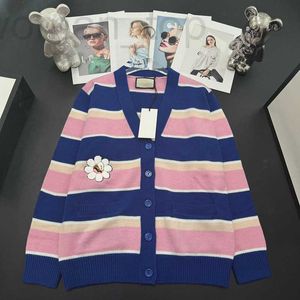 Women's T-Shirt Designer High version 24 early autumn new G-piece intercolor striped flower chest badge V-neck knitted cardigan for women 6NGW