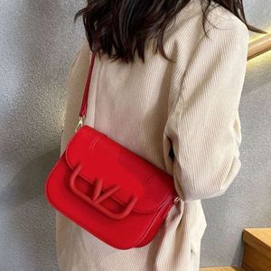 Дневные упаковки высококачественных модных для женщин сумочка 2024 Новая модная тенденция с расцветом на одно плечо диагональ, универсальная маленькая квадратная сумка