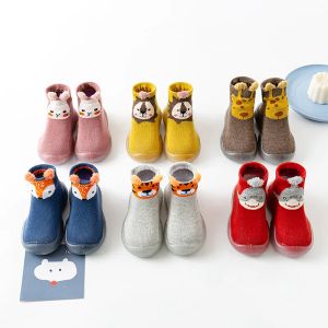 Warmerzy Nowonarni dla chłopców Śliczne buty maluchowe skarpetki Zimowe dziecko z kreskówek zwierzęcy skarpetki z gumową miękką przeciw wsuwniu Sole Niemowlę