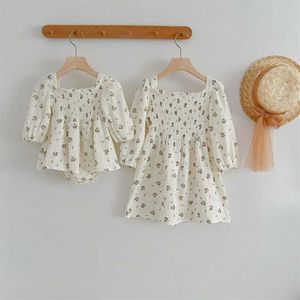 Rompers Breathable Gauze Baby Bodysuit Ruffle Layers Floral Girls Romper Dress One Piece Toddler Clothing Korean Fall Sister Outfits H240425